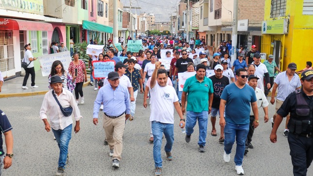 Autoridades y pobladores marchando por la calle Unión del C.P. San Jacinto 