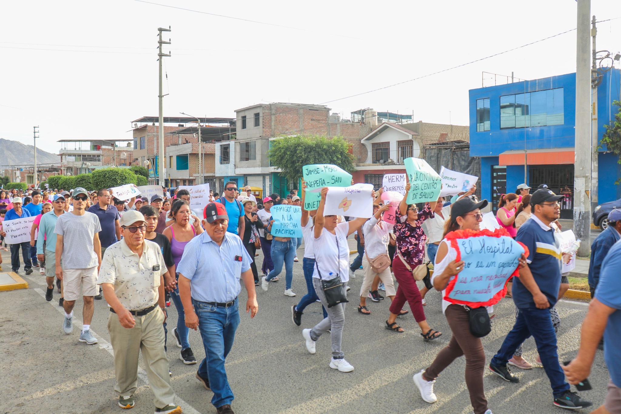 Vecinos marchando con pancartas en mano 