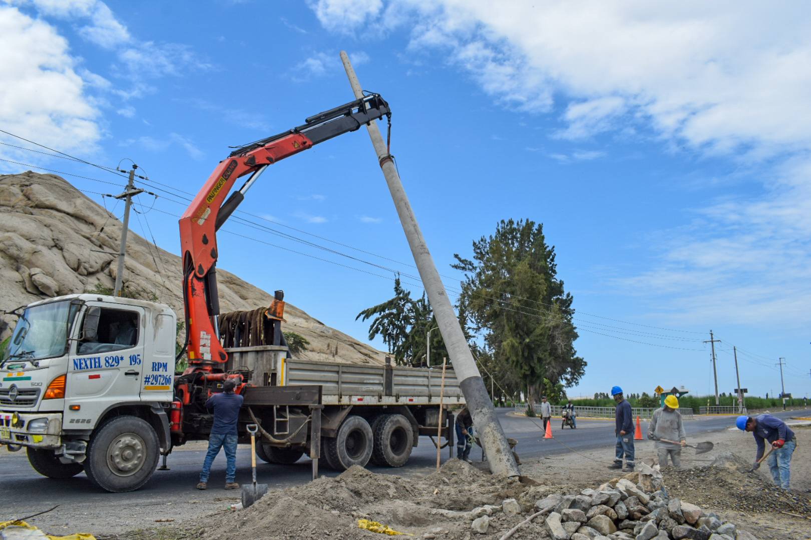Instalación de poste en el ingreso al C.P. Cerro Blanco