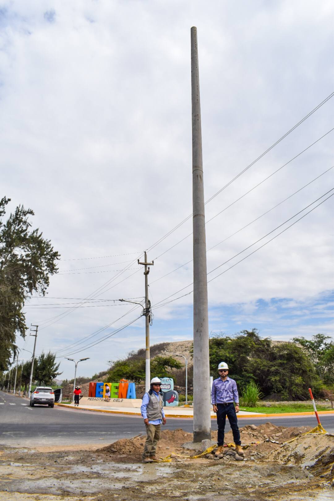 Instalación de poste en el ingreso al C.P. Nepeña