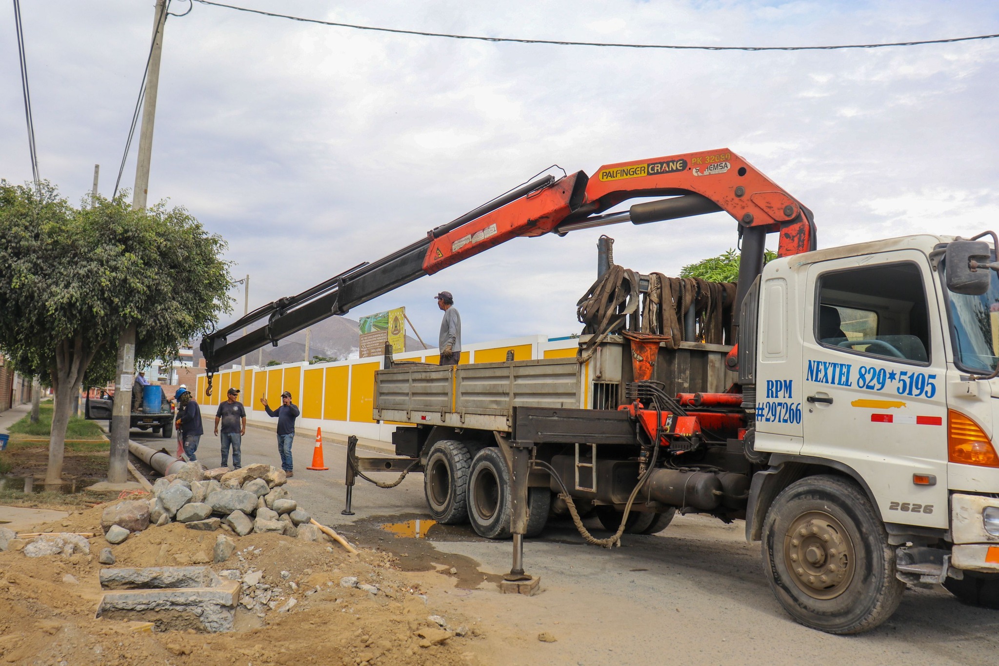 Instalación de poste en el barrio Solidex Alto del C.P. San Jacinto