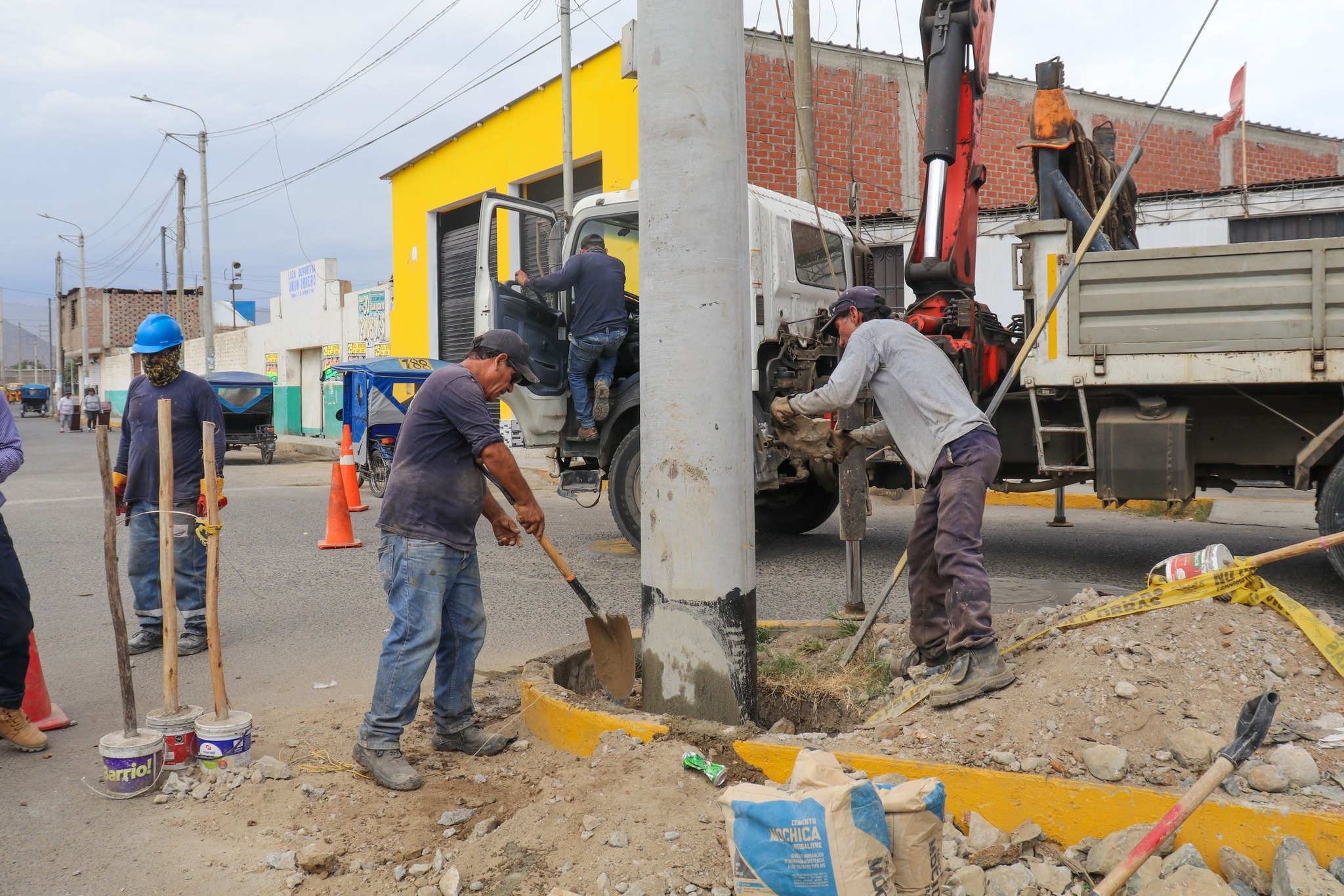 Instalación de poste en el barrio San Martín del C.P. San Jacinto