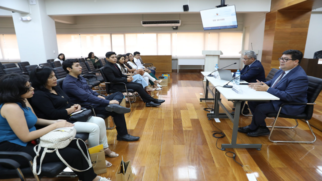 Estudiantes de Derecho de la Universidad Nacional de Trujillo visitan el Tribunal Constitucional y participan en charla informativa