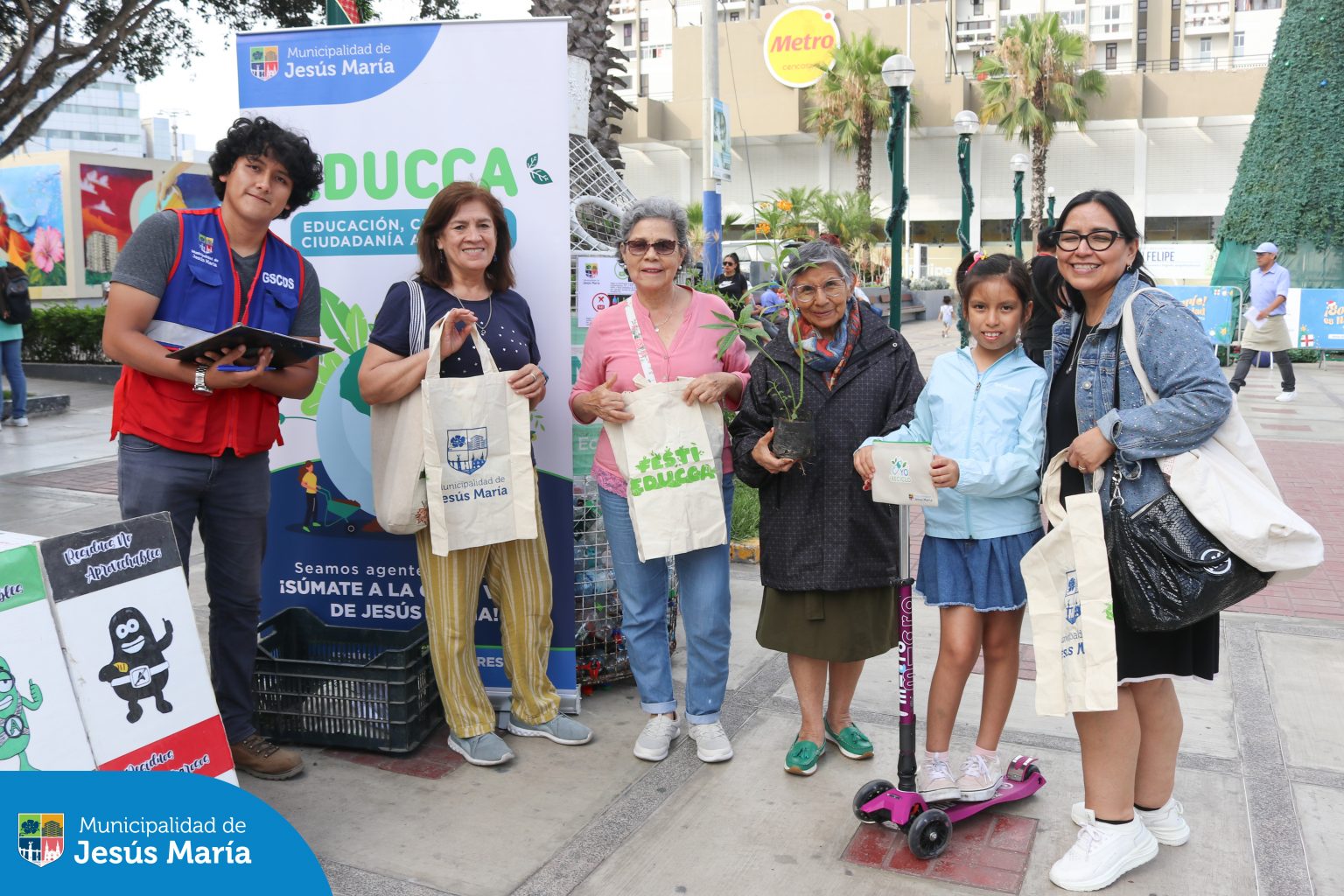 Este fin de semana, llevamos la Campaña “Ruta de Reciclaje” al Conjunto Residencial San Felipe, y nuestros vecinos fueron los protagonistas . Intercambiaron residuos aprovechables por plantitas ornamentales y otros incentivos ecológicos .
Gracias por demostrar que el cambio comienza desde casa. ¡Cuidar nuestro distrito es tarea de todos!
Súmate tú también y construyamos un futuro más sostenible.