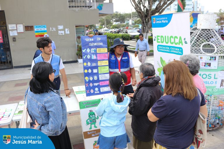 Este fin de semana, llevamos la Campaña “Ruta de Reciclaje” al Conjunto Residencial San Felipe, y nuestros vecinos fueron los protagonistas . Intercambiaron residuos aprovechables por plantitas ornamentales y otros incentivos ecológicos .
Gracias por demostrar que el cambio comienza desde casa. ¡Cuidar nuestro distrito es tarea de todos!
Súmate tú también y construyamos un futuro más sostenible.
