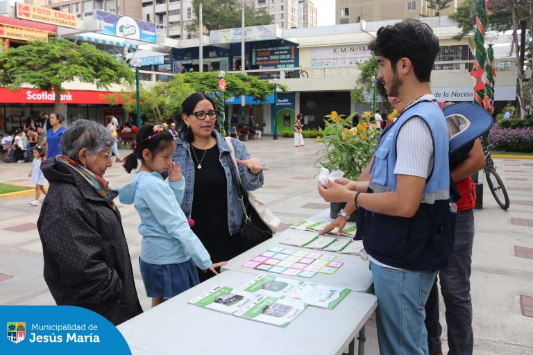 Este fin de semana, llevamos la Campaña “Ruta de Reciclaje” al Conjunto Residencial San Felipe, y nuestros vecinos fueron los protagonistas . Intercambiaron residuos aprovechables por plantitas ornamentales y otros incentivos ecológicos .
Gracias por demostrar que el cambio comienza desde casa. ¡Cuidar nuestro distrito es tarea de todos!
Súmate tú también y construyamos un futuro más sostenible.