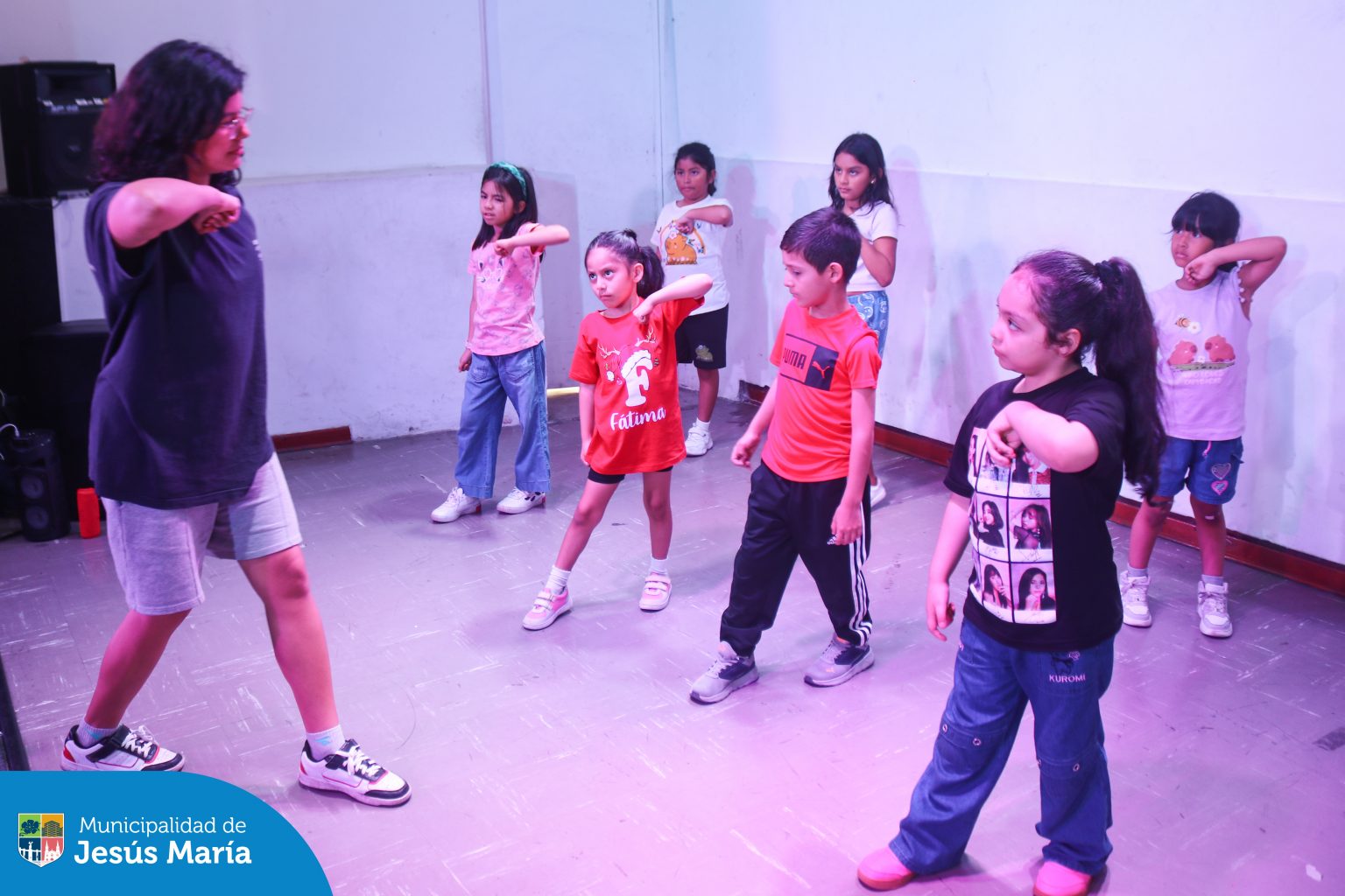 Este 2025, los más pequeños se divierten al ritmo de la música con nuestro Taller de K-Pop.
Baile, diversión y mucha energía en cada coreografía. Haz que tus hijos vivan unas vacaciones inolvidables mientras disfrutan de lo que más les gusta.
Revisa nuestra lista de talleres y encuentra el ideal para tus hijos ingresando aquí bit.ly/4a9q2d1.