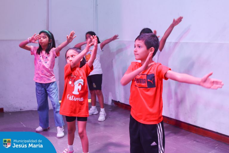 Este 2025, los más pequeños se divierten al ritmo de la música con nuestro Taller de K-Pop.
Baile, diversión y mucha energía en cada coreografía. Haz que tus hijos vivan unas vacaciones inolvidables mientras disfrutan de lo que más les gusta.
Revisa nuestra lista de talleres y encuentra el ideal para tus hijos ingresando aquí bit.ly/4a9q2d1.
