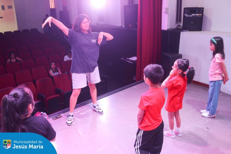 Este 2025, los más pequeños se divierten al ritmo de la música con nuestro Taller de K-Pop.
Baile, diversión y mucha energía en cada coreografía. Haz que tus hijos vivan unas vacaciones inolvidables mientras disfrutan de lo que más les gusta.
Revisa nuestra lista de talleres y encuentra el ideal para tus hijos ingresando aquí bit.ly/4a9q2d1.