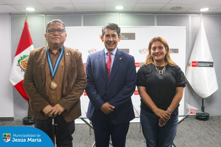 Gracias a un convenio entre el Ministerio de Desarrollo e Inclusión Social del Perú y el Programa Mundial de Alimentos de las Naciones Unidas, nuestros vecinos pertenecientes al Programa de Complementación Alimentaria para el Paciente con Tuberculosis (PANTBC) pronto tendrán acceso a una alimentación complementaria saludable y oportuna! 🍎🥦
💳 Con la entrega de tarjetas alimentarias, los beneficiarios podrán adquirir alimentos nutritivos recomendados por el Ministerio de Salud, fortaleciendo su recuperación y calidad de vida.
🌟 Jesús María sigue comprometido con el cuidado y la inclusión de quienes más lo necesitan. ¡Seguimos avanzando juntos!