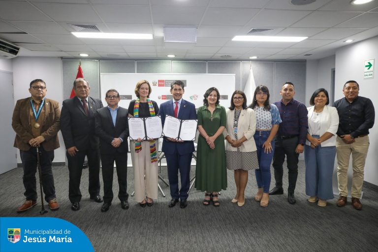 Gracias a un convenio entre el Ministerio de Desarrollo e Inclusión Social del Perú y el Programa Mundial de Alimentos de las Naciones Unidas, nuestros vecinos pertenecientes al Programa de Complementación Alimentaria para el Paciente con Tuberculosis (PANTBC) pronto tendrán acceso a una alimentación complementaria saludable y oportuna! 🍎🥦
💳 Con la entrega de tarjetas alimentarias, los beneficiarios podrán adquirir alimentos nutritivos recomendados por el Ministerio de Salud, fortaleciendo su recuperación y calidad de vida.
🌟 Jesús María sigue comprometido con el cuidado y la inclusión de quienes más lo necesitan. ¡Seguimos avanzando juntos!