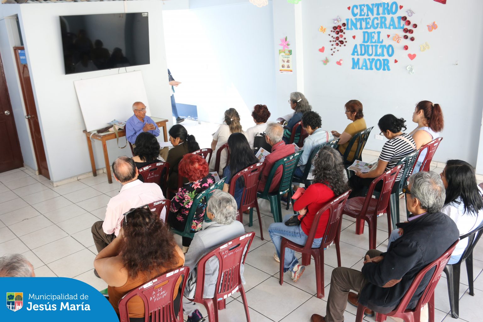 En el marco del Día Mundial de la Lucha contra la Depresión, brindamos una charla educativa en el CIAM para nuestros adultos mayores 👴🏻 y sus familias, aprendiendo a reconocer señales de alerta, brindar apoyo emocional ❤️ y fomentar el bienestar de quienes más amamos. 🫂
¡Gracias a todos los asistentes por ser parte de este importante paso hacia un mejor cuidado emocional!