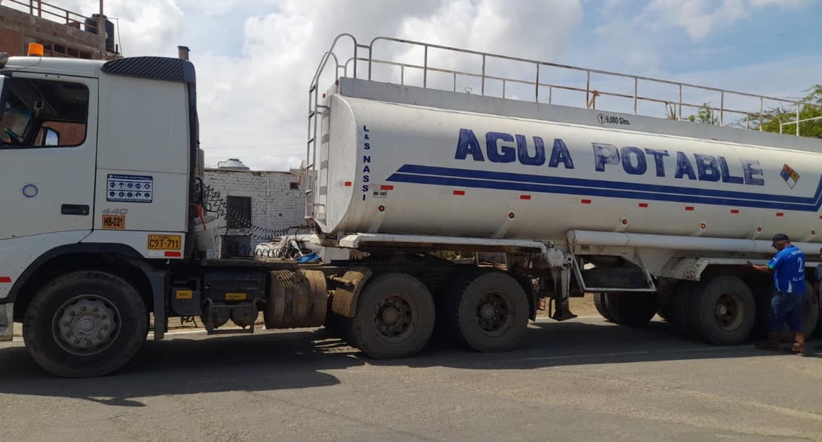 Archivo JPG de DISTRIBUYENDO AGUA