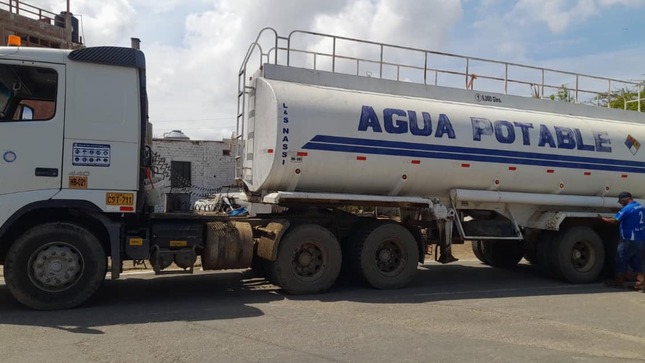 Archivo JPG de DISTRIBUYENDO AGUA
