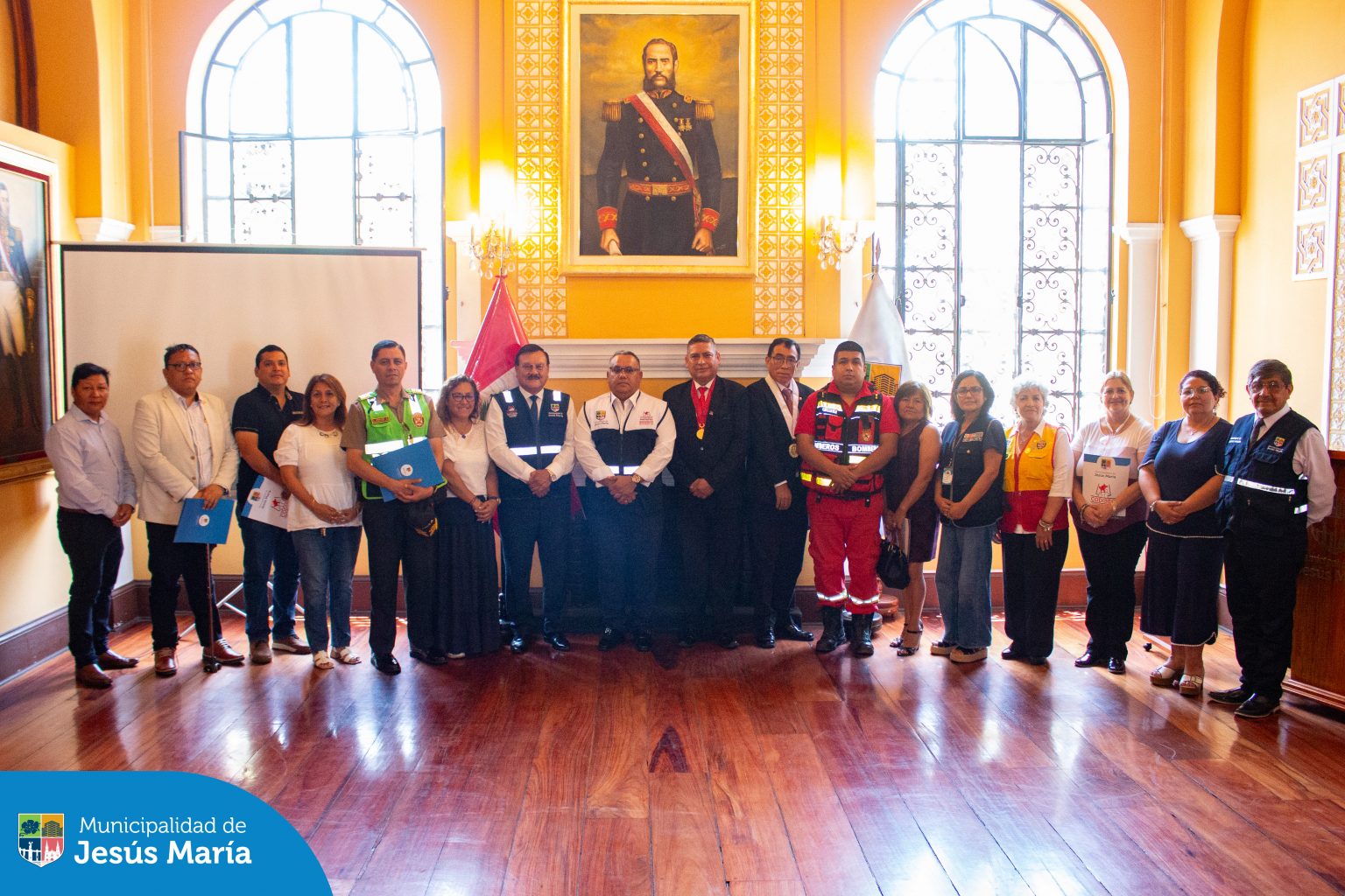 En una jornada marcada por el compromiso de un distrito más seguro, nuestro alcalde Jesús Gálvez, como presidente del CODISEC, lideró la ceremonia de instalación y juramentación del Comité de Seguridad Ciudadana.
El Gral. PNP (R) Walther Ortiz asumió con honor el cargo de Gerente de Seguridad Ciudadana, acompañado por los nuevos miembros del comité, quienes unen esfuerzos para garantizar el bienestar de los jesusmarianos.
Con este equipo comprometido y lleno de vocación, continuamos impulsando acciones para fortalecer la seguridad, mejorar la calidad de vida y consolidar un distrito donde todas las familias vivan tranquilas y protegidas.