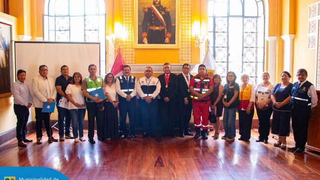En una jornada marcada por el compromiso de un distrito más seguro, nuestro alcalde Jesús Gálvez, como presidente del CODISEC, lideró la ceremonia de instalación y juramentación del Comité de Seguridad Ciudadana. 
El Gral. PNP (R) Walther Ortiz asumió con honor el cargo de Gerente de Seguridad Ciudadana, acompañado por los nuevos miembros del comité, quienes unen esfuerzos para garantizar el bienestar de los jesusmarianos. 
 Con este equipo comprometido y lleno de vocación, continuamos impulsando acciones para fortalecer la seguridad, mejorar la calidad de vida y consolidar un distrito donde todas las familias vivan tranquilas y protegidas.