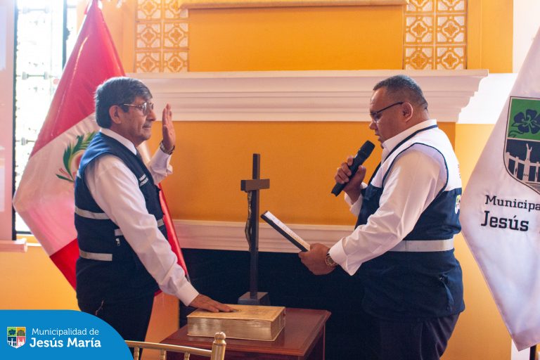 En una jornada marcada por el compromiso de un distrito más seguro, nuestro alcalde Jesús Gálvez, como presidente del CODISEC, lideró la ceremonia de instalación y juramentación del Comité de Seguridad Ciudadana.
El Gral. PNP (R) Walther Ortiz asumió con honor el cargo de Gerente de Seguridad Ciudadana, acompañado por los nuevos miembros del comité, quienes unen esfuerzos para garantizar el bienestar de los jesusmarianos.
Con este equipo comprometido y lleno de vocación, continuamos impulsando acciones para fortalecer la seguridad, mejorar la calidad de vida y consolidar un distrito donde todas las familias vivan tranquilas y protegidas.