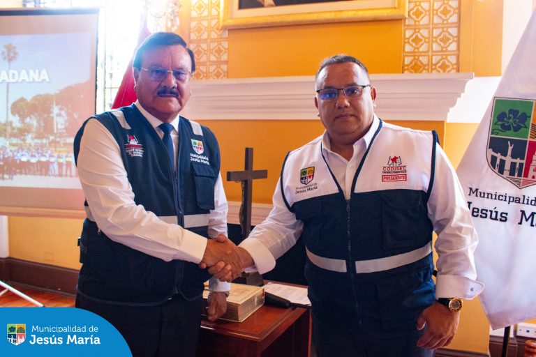 En una jornada marcada por el compromiso de un distrito más seguro, nuestro alcalde Jesús Gálvez, como presidente del CODISEC, lideró la ceremonia de instalación y juramentación del Comité de Seguridad Ciudadana.
El Gral. PNP (R) Walther Ortiz asumió con honor el cargo de Gerente de Seguridad Ciudadana, acompañado por los nuevos miembros del comité, quienes unen esfuerzos para garantizar el bienestar de los jesusmarianos.
Con este equipo comprometido y lleno de vocación, continuamos impulsando acciones para fortalecer la seguridad, mejorar la calidad de vida y consolidar un distrito donde todas las familias vivan tranquilas y protegidas.