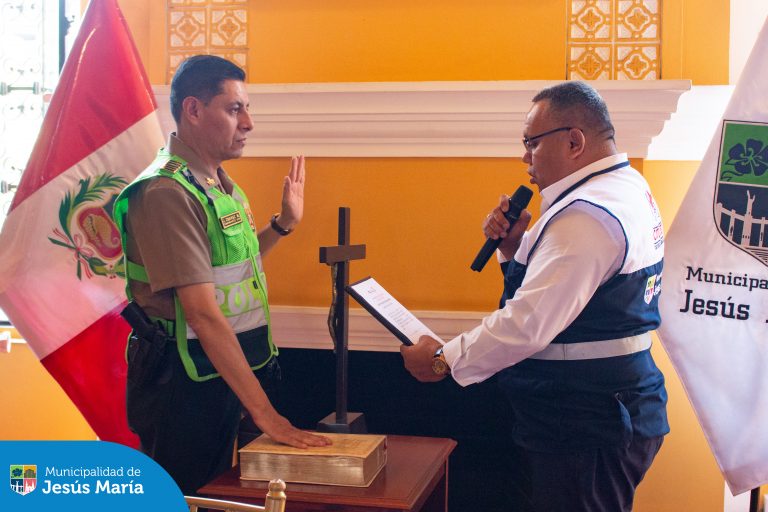 En una jornada marcada por el compromiso de un distrito más seguro, nuestro alcalde Jesús Gálvez, como presidente del CODISEC, lideró la ceremonia de instalación y juramentación del Comité de Seguridad Ciudadana.
El Gral. PNP (R) Walther Ortiz asumió con honor el cargo de Gerente de Seguridad Ciudadana, acompañado por los nuevos miembros del comité, quienes unen esfuerzos para garantizar el bienestar de los jesusmarianos.
Con este equipo comprometido y lleno de vocación, continuamos impulsando acciones para fortalecer la seguridad, mejorar la calidad de vida y consolidar un distrito donde todas las familias vivan tranquilas y protegidas.