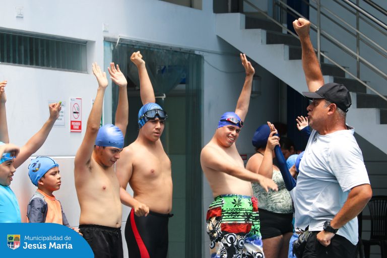 Los beneficiarios de Omaped ya disfrutan de nuestra renovada y refrescante piscina municipal. 🏊🏻♂️ Un lugar ideal para relajarse y aprovechar al máximo cada momento. 🤩 Si quieres saber más sobre este y otros talleres, ¡ven a visitarnos! ¡Te esperamos!