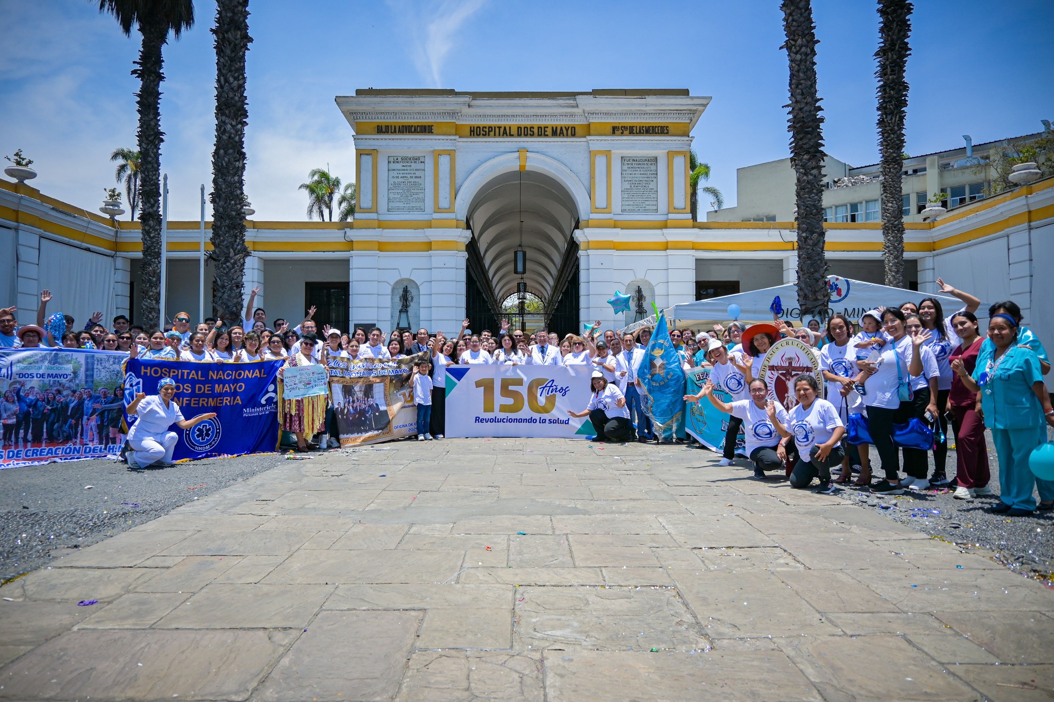 Hospital Nacional Dos de Mayo celebra su 150° aniversario con un pasacalle conmemorativo lleno de creatividad y emoción