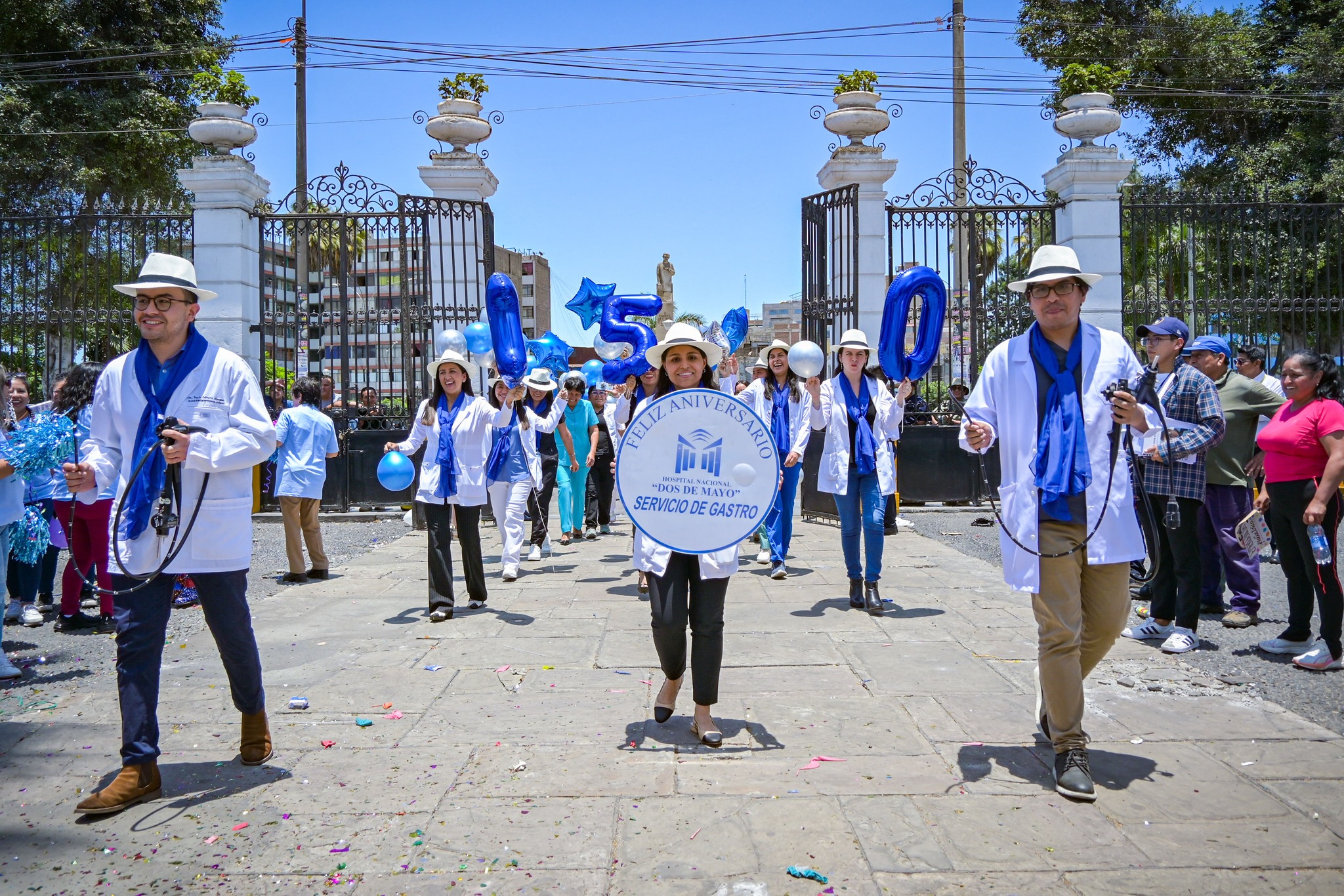 Hospital Nacional Dos de Mayo celebra su 150° aniversario con un pasacalle conmemorativo lleno de creatividad y emoción
