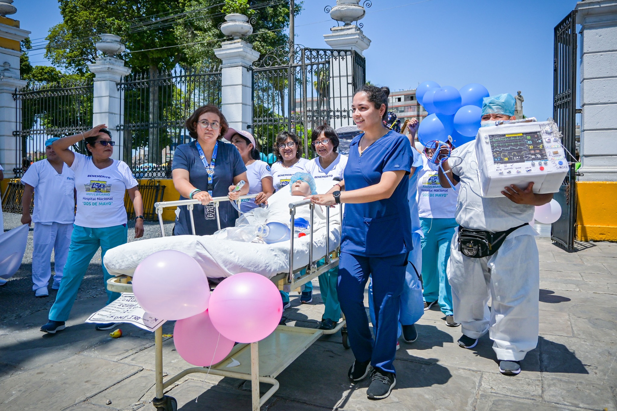 Hospital Nacional Dos de Mayo celebra su 150° aniversario con un pasacalle conmemorativo lleno de creatividad y emoción