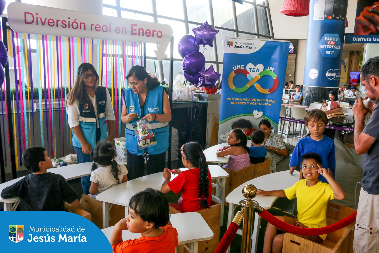 Nos aliamos con el CC. Real Plaza Salaverry para promover la nueva ordenanza municipal sobre atención preferente para personas con Trastorno del Espectro Autista (TEA). 👏
Además, disfrutamos de una hermosa jornada en “El Rincón de la Calma”, donde los pequeños aprendieron, junto a las psicólogas de OMAPED, a crear recursos de regulación emocional como botellas de la calma y pelotas sensoriales antiestrés. 🙌
Porque juntos construimos espacios más empáticos y accesibles para todos.