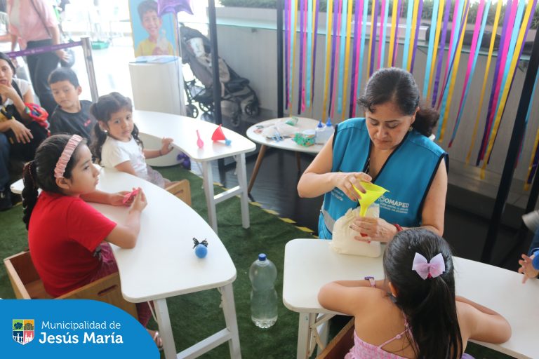 Nos aliamos con el CC. Real Plaza Salaverry para promover la nueva ordenanza municipal sobre atención preferente para personas con Trastorno del Espectro Autista (TEA). 👏
Además, disfrutamos de una hermosa jornada en “El Rincón de la Calma”, donde los pequeños aprendieron, junto a las psicólogas de OMAPED, a crear recursos de regulación emocional como botellas de la calma y pelotas sensoriales antiestrés. 🙌
Porque juntos construimos espacios más empáticos y accesibles para todos.