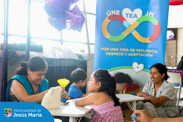 Nos aliamos con el CC. Real Plaza Salaverry para promover la nueva ordenanza municipal sobre atención preferente para personas con Trastorno del Espectro Autista (TEA). 👏
Además, disfrutamos de una hermosa jornada en “El Rincón de la Calma”, donde los pequeños aprendieron, junto a las psicólogas de OMAPED, a crear recursos de regulación emocional como botellas de la calma y pelotas sensoriales antiestrés. 🙌
Porque juntos construimos espacios más empáticos y accesibles para todos.