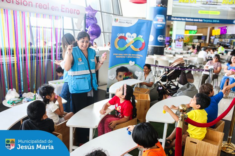 Nos aliamos con el CC. Real Plaza Salaverry para promover la nueva ordenanza municipal sobre atención preferente para personas con Trastorno del Espectro Autista (TEA). 👏
Además, disfrutamos de una hermosa jornada en “El Rincón de la Calma”, donde los pequeños aprendieron, junto a las psicólogas de OMAPED, a crear recursos de regulación emocional como botellas de la calma y pelotas sensoriales antiestrés. 🙌
Porque juntos construimos espacios más empáticos y accesibles para todos.