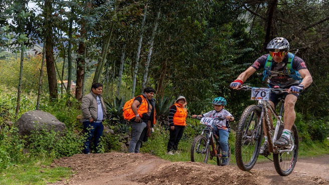 Ciclismo profesional en la modalidad Cross Country en el distrito de Cusipata un deporte de Auge