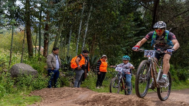 Ciclismo profesional en la modalidad Cross Country en el distrito de Cusipata un deporte de Auge