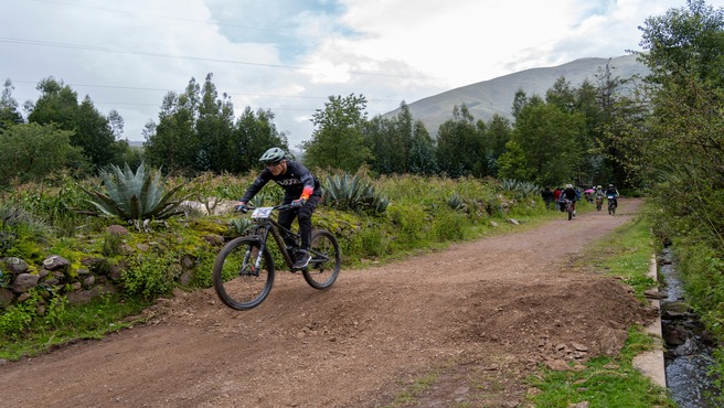 Ciclismo profesional en la modalidad Cross Country en el distrito de Cusipata un deporte de Auge