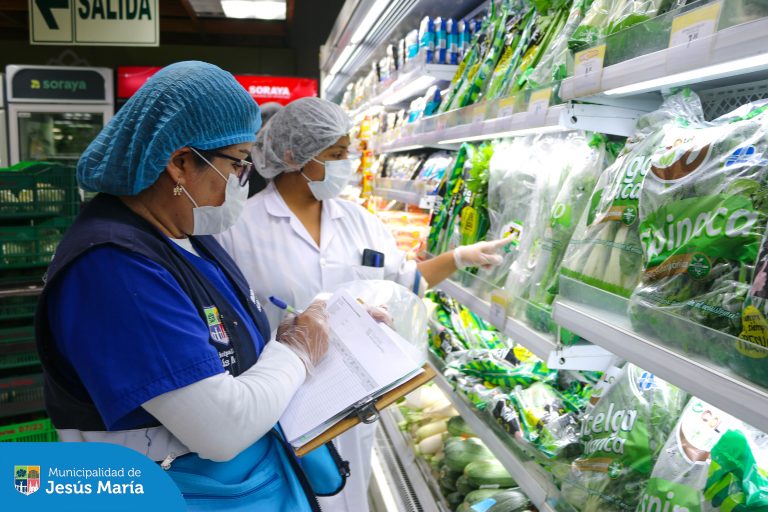 La Municipalidad de Jesús María a través de la Subgerencia de Salud y Bienestar Social, refuerza los operativos en los supermercados del distrito, 🛒 realizando rigurosas inspecciones a fin de garantizar el cumplimiento de las normas sanitarias y asegurar que los establecimientos mantengan altos estándares de salubridad.
Nuestro objetivo es ofrecer a todos los vecinos un entorno seguro y confiable para sus compras.
