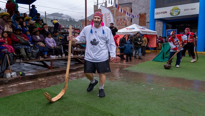 Encuentro internacional de juegos tradicionales Gayado KΒ΄asuy Cusipata y Hockey de CanadΓ‘ Un deporte de Hermanamiento