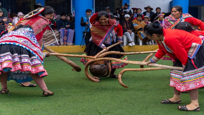 Encuentro internacional de juegos tradicionales Gayado KΒ΄asuy Cusipata y Hockey de CanadΓ‘ Un deporte de Hermanamiento