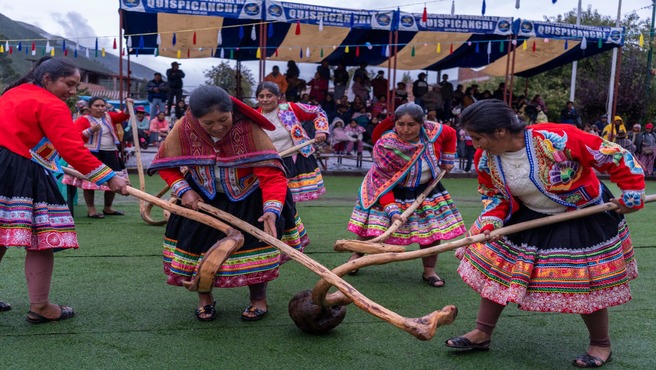 Encuentro internacional de juegos tradicionales Gayado KΒ΄asuy Cusipata y Hockey de CanadΓ‘ Un deporte de Hermanamiento