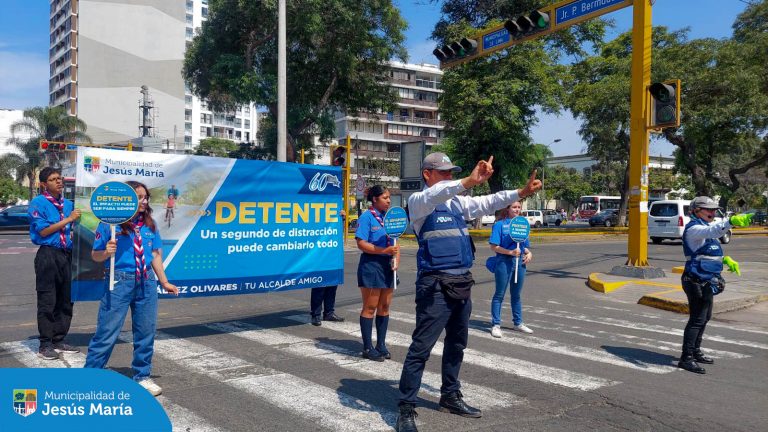 Con el objetivo de crear conciencia sobre el respeto a las normas y señales de tránsito, nuestra Subgerencia de Movilidad Urbana, en coordinación con la Autoridad de Transporte Urbano , el Grupo Scout Jesús María 82 y el Voluntariado #JesúsMaríaSomosTodos, realizó una importante campaña de educación vial en la avenida Salaverry.
Respetemos las señales, cuidemos nuestra vida y la de los demás. Porque juntos podemos evitar accidentes y construir un distrito más seguro.