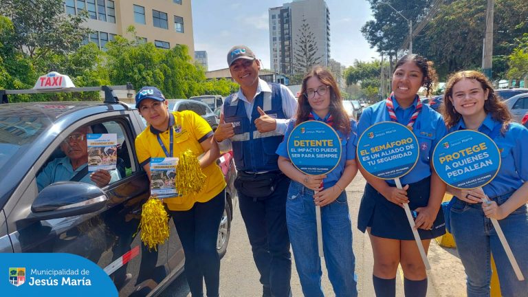 Con el objetivo de crear conciencia sobre el respeto a las normas y señales de tránsito, nuestra Subgerencia de Movilidad Urbana, en coordinación con la Autoridad de Transporte Urbano , el Grupo Scout Jesús María 82 y el Voluntariado #JesúsMaríaSomosTodos, realizó una importante campaña de educación vial en la avenida Salaverry.
Respetemos las señales, cuidemos nuestra vida y la de los demás. Porque juntos podemos evitar accidentes y construir un distrito más seguro.