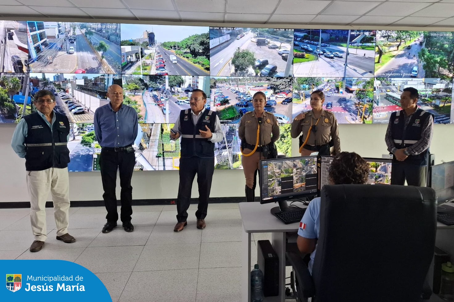 Recibimos la visita de las Oficiales Superiores de las Jefaturas de Lima en nuestra Central de Seguridad Integral, la Coronel PNP y Jefe DIVTSV, Rocío Mayhua Rivera y la Comandante y Jefe de la Unidad de Tránsito y Seguridad, Fina Pérez Roncal. 👮🏻♂️ Estas destacadas oficiales compartieron sus conocimientos y nos brindaron su apoyo para mejorar la seguridad vial en nuestro distrito. ✅ Gracias a esta alianza, tendremos un efectivo de tránsito en CECOM para descongestionar las principales avenidas.
¡Seguimos avanzando! Porque #JesúsMaríaSomosTodos