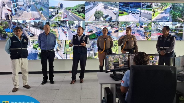 Recibimos la visita de las Oficiales Superiores de las Jefaturas de Lima en nuestra Central de Seguridad Integral, la Coronel PNP y Jefe DIVTSV, Rocío Mayhua Rivera y la Comandante y Jefe de la Unidad de Tránsito y Seguridad, Fina Pérez Roncal. 👮🏻‍♂️ Estas destacadas oficiales compartieron sus conocimientos y nos brindaron su apoyo para mejorar la seguridad vial en nuestro distrito. ✅ Gracias a esta alianza, tendremos un efectivo de tránsito en CECOM para descongestionar las principales avenidas.
¡Seguimos avanzando! Porque #JesúsMaríaSomosTodos