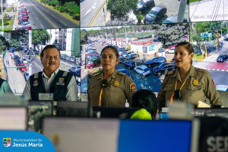 Recibimos la visita de las Oficiales Superiores de las Jefaturas de Lima en nuestra Central de Seguridad Integral, la Coronel PNP y Jefe DIVTSV, Rocío Mayhua Rivera y la Comandante y Jefe de la Unidad de Tránsito y Seguridad, Fina Pérez Roncal. 👮🏻♂️ Estas destacadas oficiales compartieron sus conocimientos y nos brindaron su apoyo para mejorar la seguridad vial en nuestro distrito. ✅ Gracias a esta alianza, tendremos un efectivo de tránsito en CECOM para descongestionar las principales avenidas.
¡Seguimos avanzando! Porque #JesúsMaríaSomosTodos
