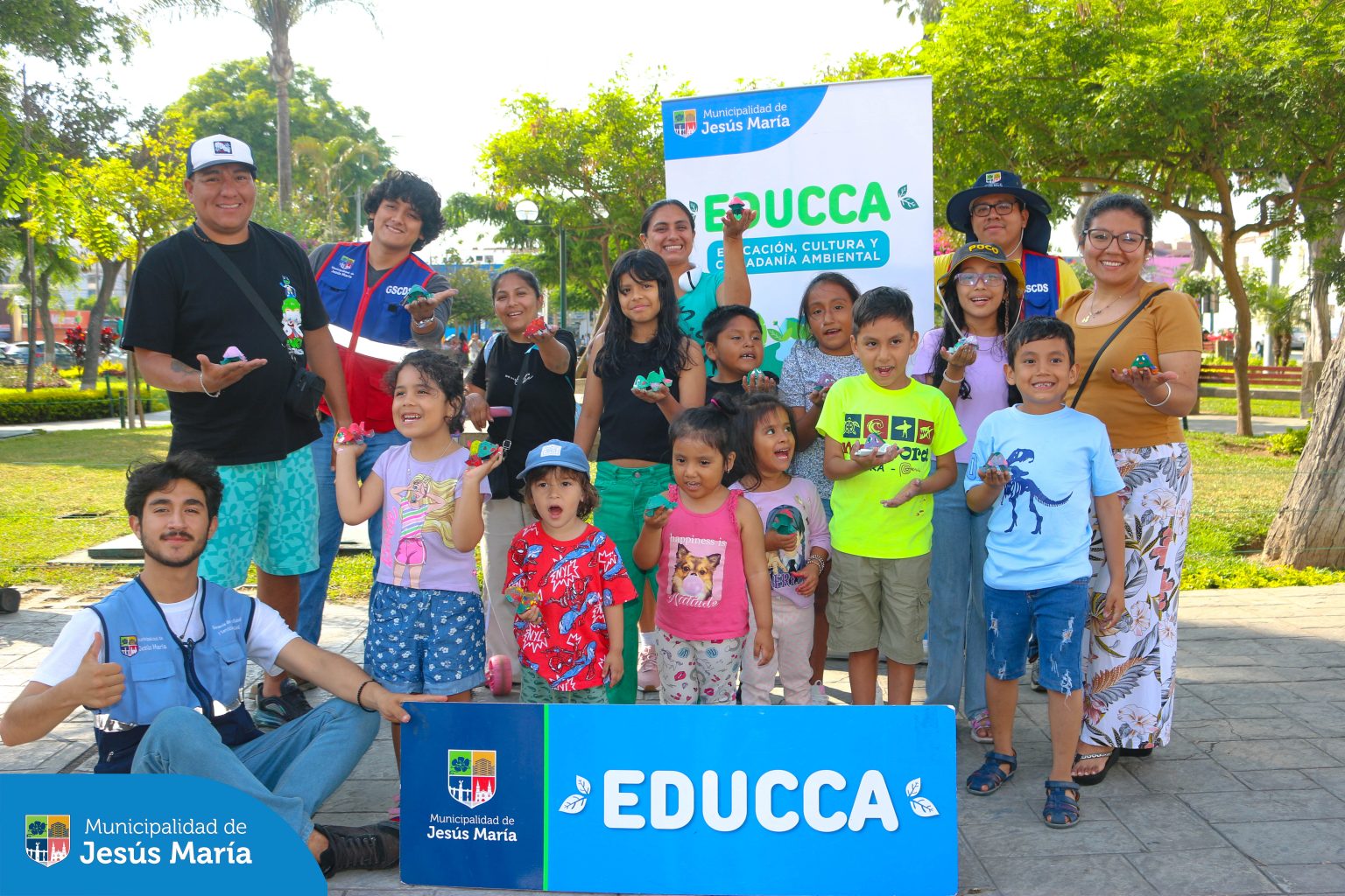 Grandes y chicos se hicieron presente en la Plaza San José para participar del programa EDUCCA en tu Parque. 💚 En la actividad, nuestros vecinos aprendieron a través de juegos 🧩 y dinámicas, todo sobre la biodiversidad del distrito 🌳 y el cuidado del medio ambiente. Además, crearon personajes hechos de material reciclado.
¡Gracias a todos por participar!