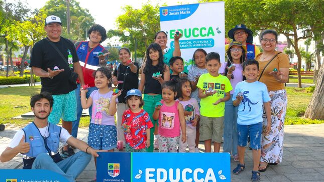 Grandes y chicos se hicieron presente en la Plaza San José para participar del programa EDUCCA en tu Parque. 💚 En la actividad, nuestros vecinos aprendieron a través de juegos 🧩 y dinámicas, todo sobre la biodiversidad del distrito 🌳 y el cuidado del medio ambiente. Además, crearon personajes hechos de material reciclado.
¡Gracias a todos por participar!