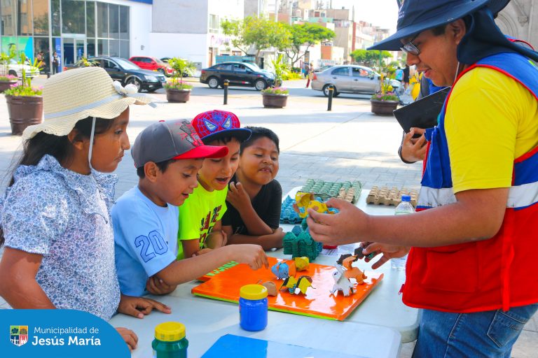 Grandes y chicos se hicieron presente en la Plaza San José para participar del programa EDUCCA en tu Parque. 💚 En la actividad, nuestros vecinos aprendieron a través de juegos 🧩 y dinámicas, todo sobre la biodiversidad del distrito 🌳 y el cuidado del medio ambiente. Además, crearon personajes hechos de material reciclado.
¡Gracias a todos por participar!