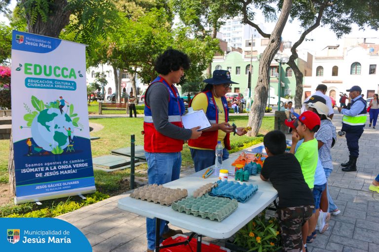 Grandes y chicos se hicieron presente en la Plaza San José para participar del programa EDUCCA en tu Parque. 💚 En la actividad, nuestros vecinos aprendieron a través de juegos 🧩 y dinámicas, todo sobre la biodiversidad del distrito 🌳 y el cuidado del medio ambiente. Además, crearon personajes hechos de material reciclado.
¡Gracias a todos por participar!