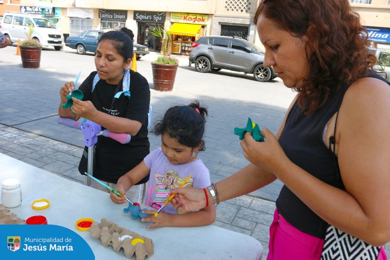 Grandes y chicos se hicieron presente en la Plaza San José para participar del programa EDUCCA en tu Parque. 💚 En la actividad, nuestros vecinos aprendieron a través de juegos 🧩 y dinámicas, todo sobre la biodiversidad del distrito 🌳 y el cuidado del medio ambiente. Además, crearon personajes hechos de material reciclado.
¡Gracias a todos por participar!
