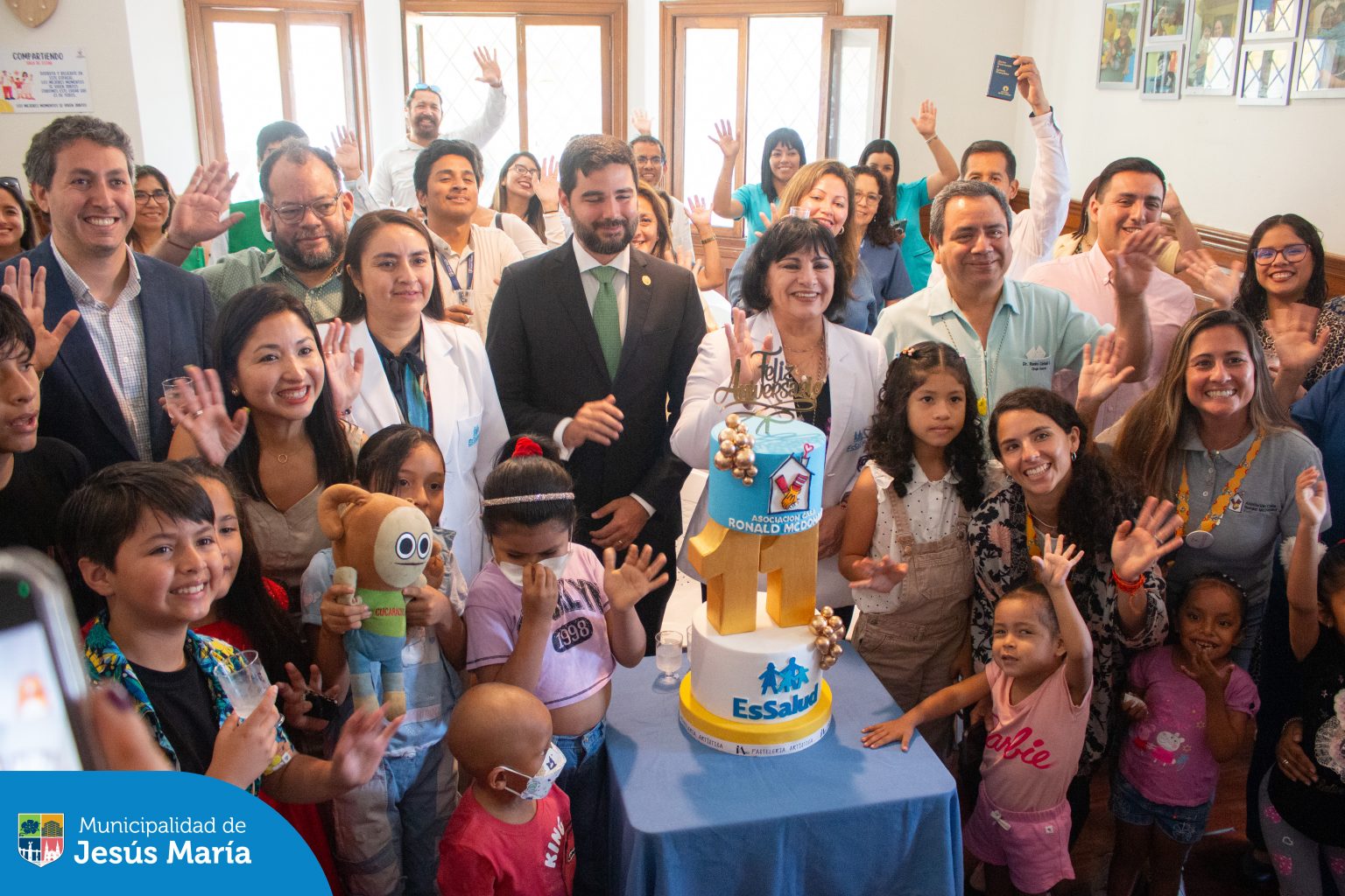 Estuvimos presentes en la celebración del aniversario de la Asociación Casa Ronald McDonald , un hogar que ha brindado apoyo, amor y fortaleza a miles de familias que más lo necesitan. 🌟👨👩👧
Desde la Municipalidad de Jesús María, reconocemos y agradecemos su enorme labor que transforma vidas y crea sonrisas. 🕊️✨
¡Muchas felicidades por estos 11 años haciendo la diferencia!