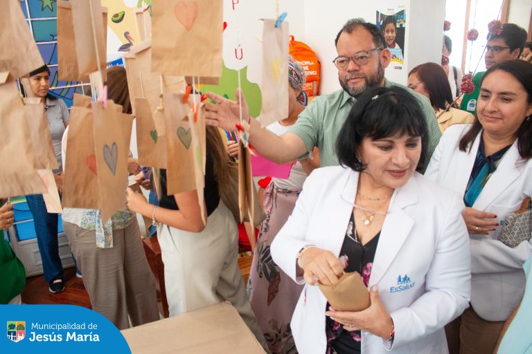 Estuvimos presentes en la celebración del aniversario de la Asociación Casa Ronald McDonald , un hogar que ha brindado apoyo, amor y fortaleza a miles de familias que más lo necesitan. 🌟👨👩👧
Desde la Municipalidad de Jesús María, reconocemos y agradecemos su enorme labor que transforma vidas y crea sonrisas. 🕊️✨
¡Muchas felicidades por estos 11 años haciendo la diferencia!